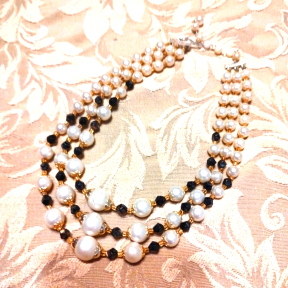 🖤🐺🖤Lovely Vintage Faux Pearl & Iridescent Blue-Black Acrylic Faceted Necklace - Picture 3 of 10